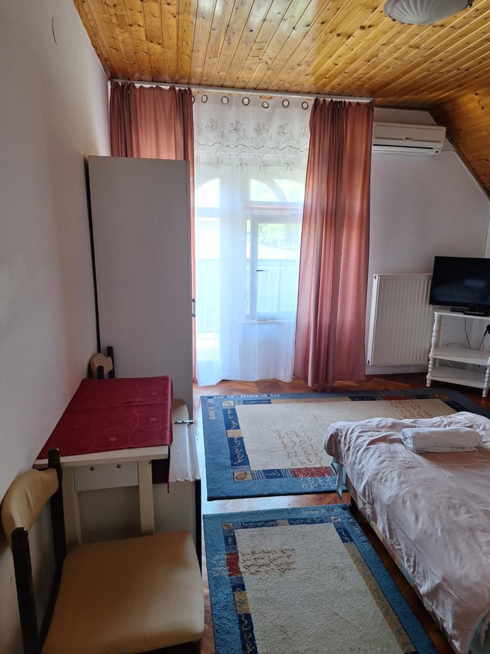 Bed, TV and multimedia, Bedroom, air conditioner