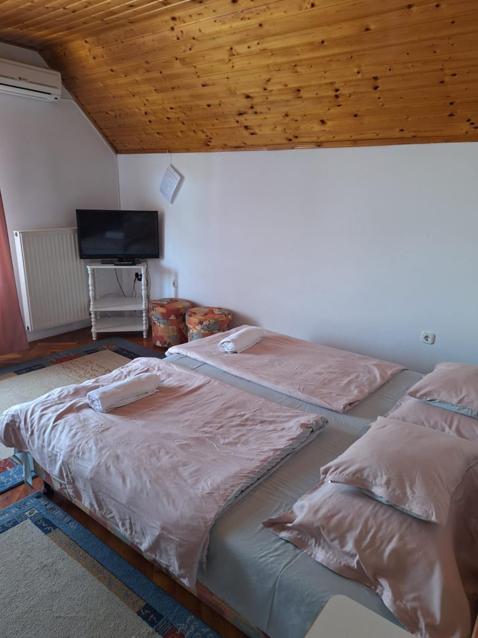 Bed, TV and multimedia, Bedroom, air conditioner