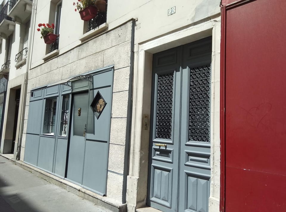 Studio Maryline de 18 m2 - Calme - Rez de chaussée sur patio Privé - Grand Canapé-Lit Clic Clac pour 2 personnes - Kitchenette - Salle de bain - 5 minutes du Métro Brochant de la ligne 13,Bus 54,74 et 31 vers sites touristiques Apartment in Paris