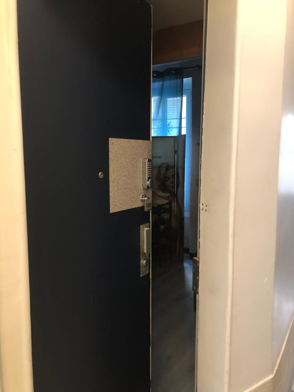 Studio Maryline de 18 m2 - Calme - Rez de chaussée sur patio Privé - Grand Canapé-Lit Clic Clac pour 2 personnes - Kitchenette - Salle de bain - 5 minutes du Métro Brochant de la ligne 13,Bus 54,74 et 31 vers sites touristiques Apartment in Paris