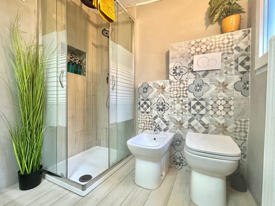 Shower, Toilet, Bathroom, bidet, towels