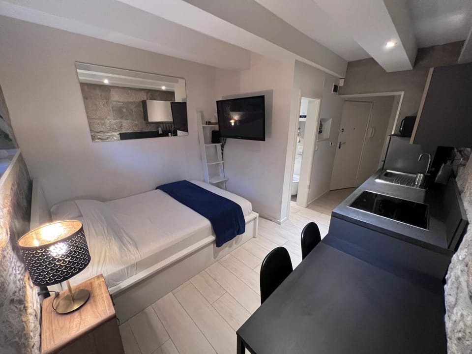 Bed, TV and multimedia, Kitchen or kitchenette