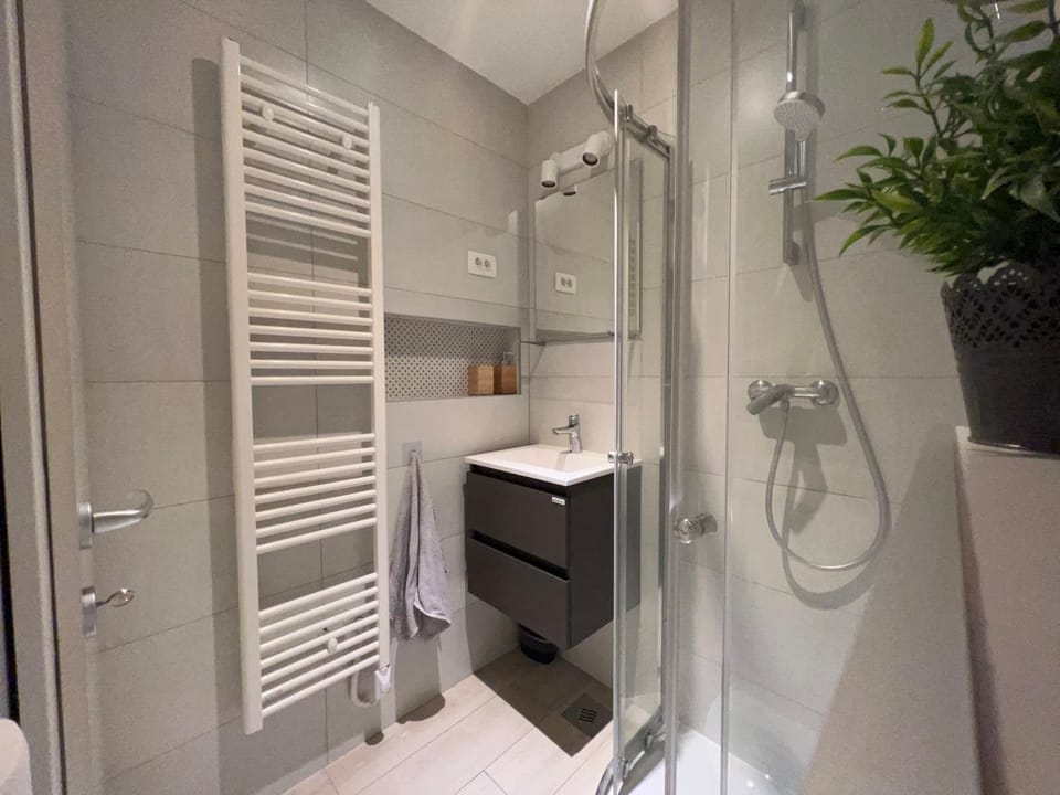 Shower, Bathroom, Bath, towels