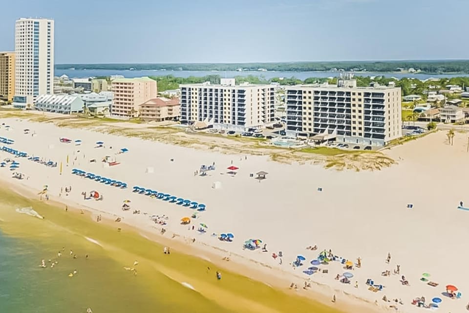 Island Winds East 411 Apartment in West Beach