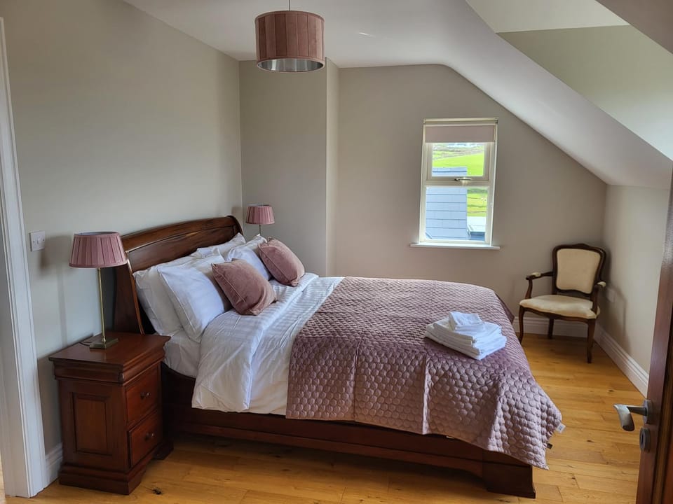 Bed, Bedroom, towels