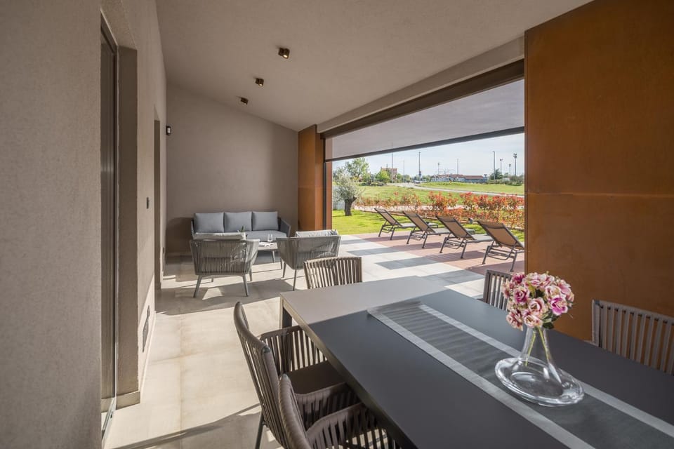 Property building, Balcony/Terrace, Seating area