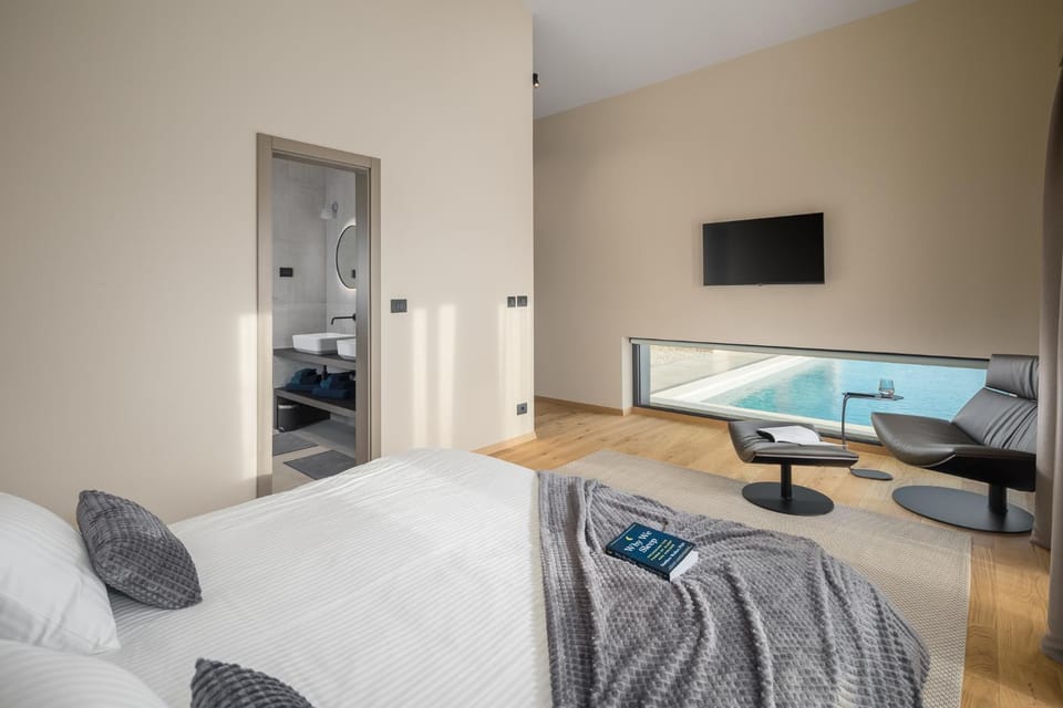 Bed, TV and multimedia, Photo of the whole room, Bedroom
