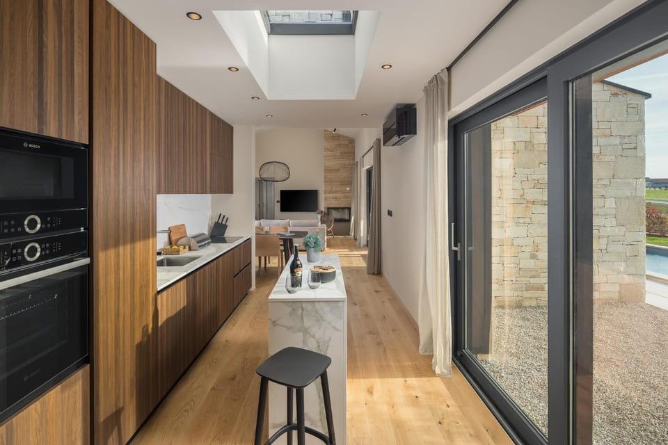 Kitchen or kitchenette, Dining area, minibar, toaster, kitchen