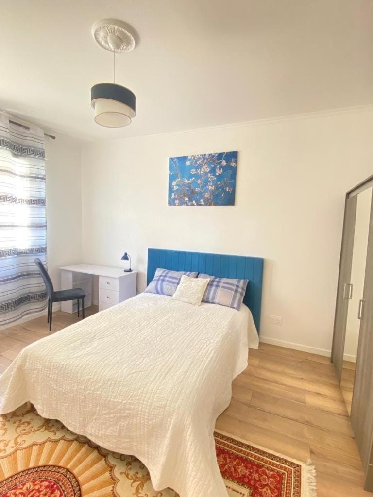 Bed, Photo of the whole room, Seating area, Bedroom