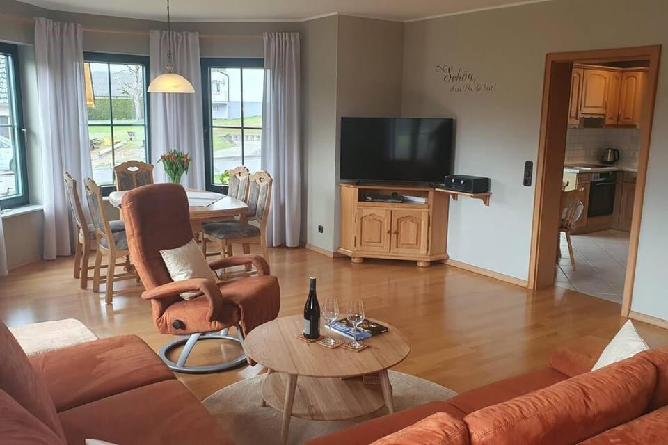 TV and multimedia, Living room, Seating area, Dining area