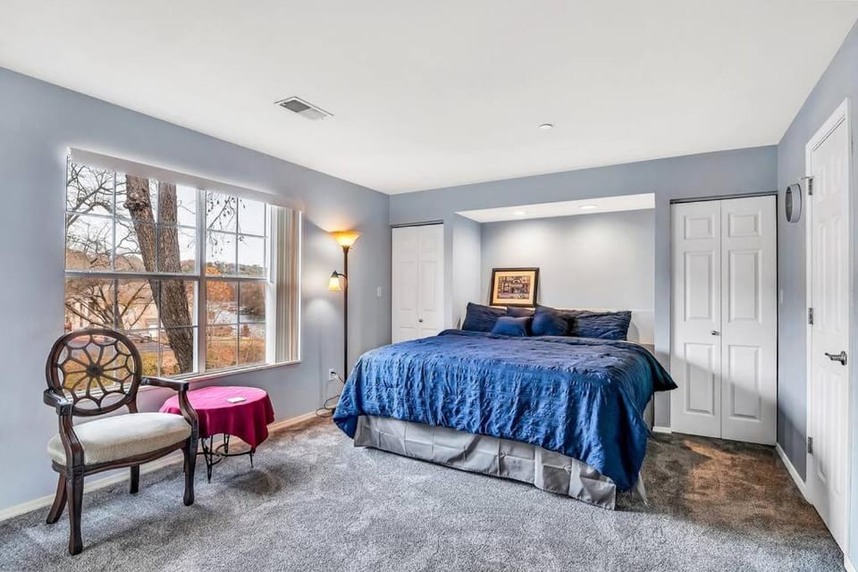 Bed, Photo of the whole room, Seating area, Bedroom