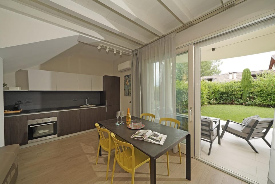 View (from property/room), Balcony/Terrace, Kitchen or kitchenette, Seating area, Dining area