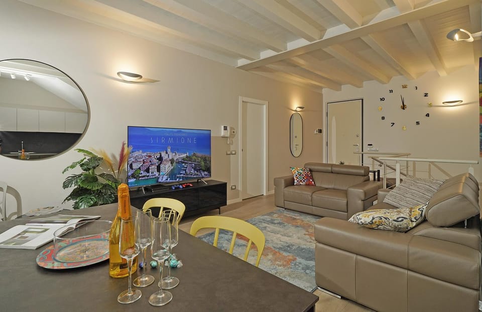 TV and multimedia, Living room, Seating area, Dining area