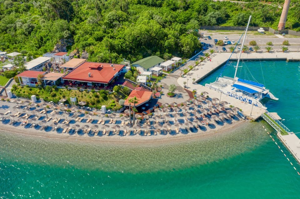 Property building, Day, Natural landscape, Bird's eye view, Beach, Sea view, Parking