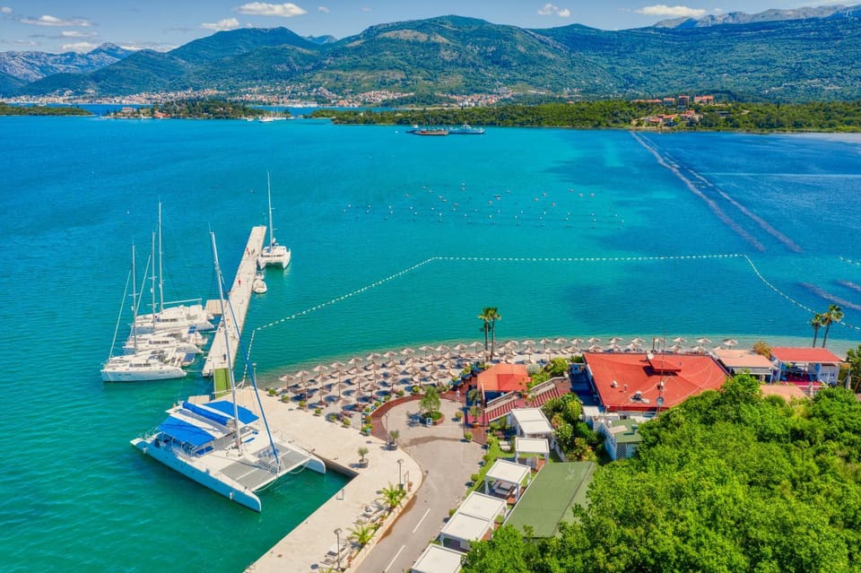 Property building, Day, Natural landscape, Activities, Bird's eye view, Beach, Mountain view, Sea view