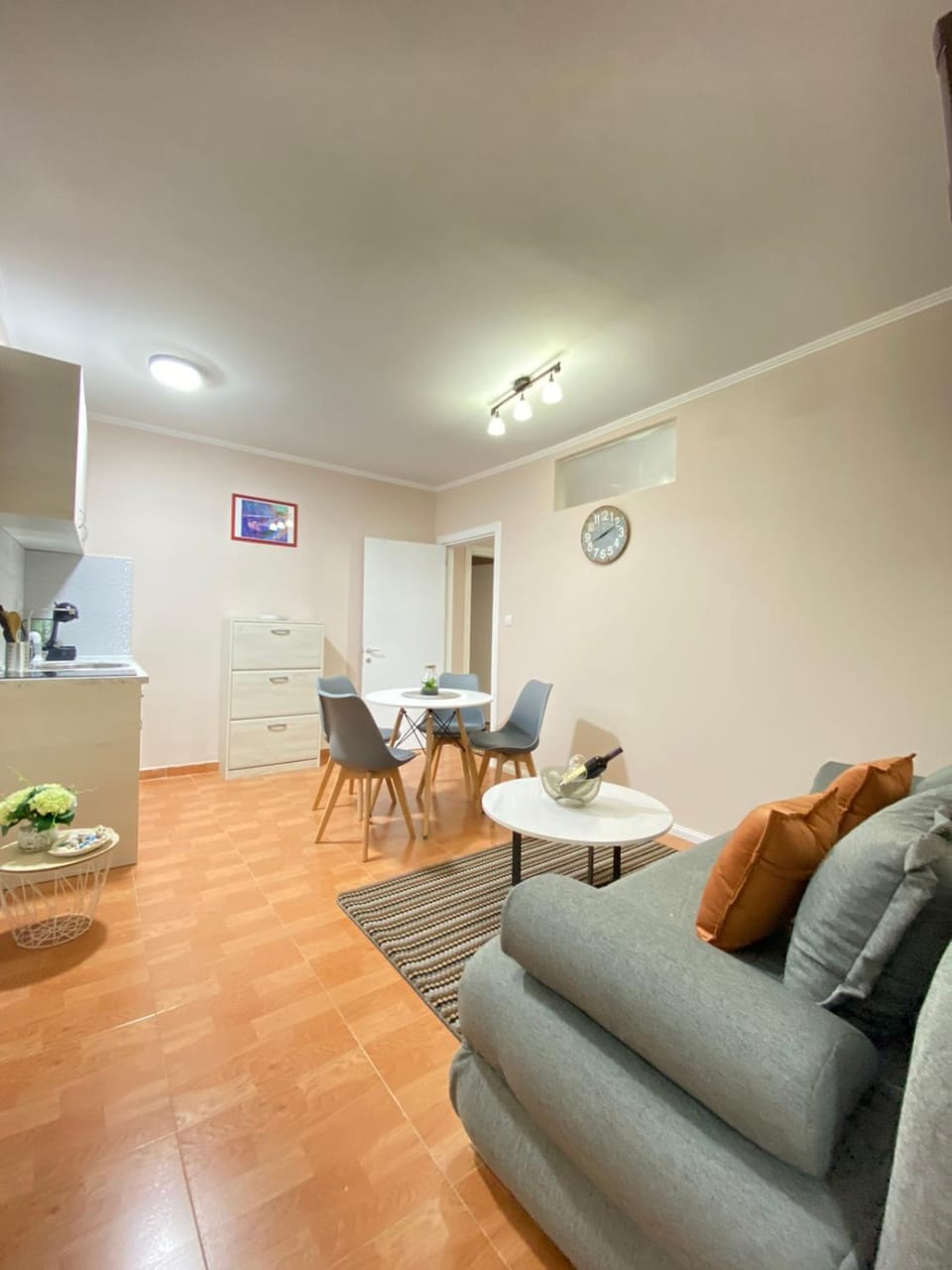 Kitchen or kitchenette, Living room, Seating area, Dining area