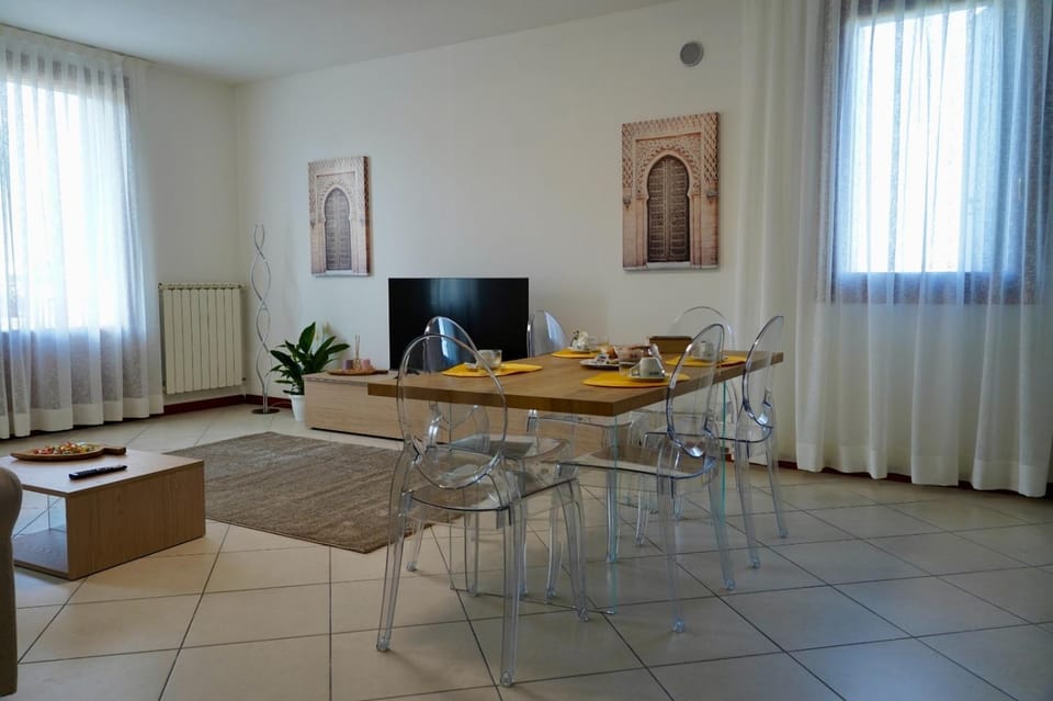 Living room, Seating area, Dining area, Breakfast
