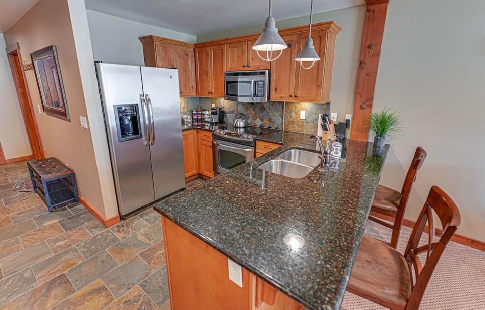 Large Studio Condo with Full Kitchen, Ski, Bike, Beautiful Balcony Views Hottub Fireplace Apartment in Kellogg
