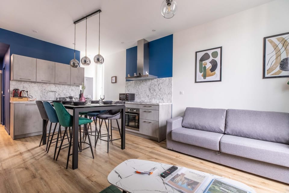 Living room, Seating area, Dining area, stove