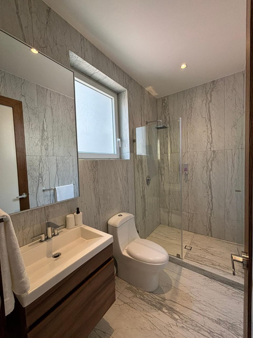 Shower, Toilet, Bathroom, towels