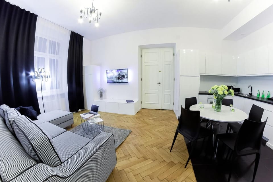 TV and multimedia, Kitchen or kitchenette, Living room, Seating area, Dining area