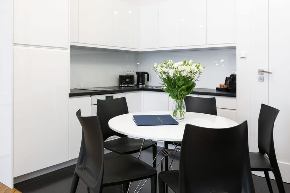 Coffee/tea facilities, Kitchen or kitchenette, Dining area, minibar