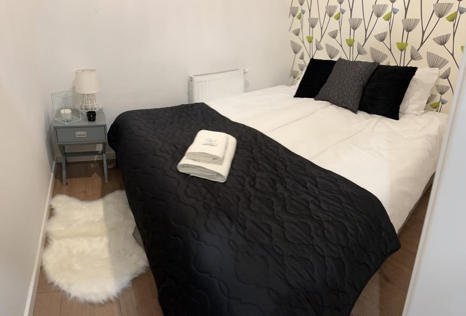 Bed, Photo of the whole room, Bedroom, towels