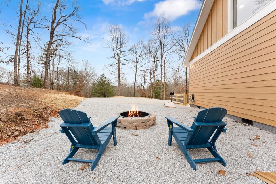Hilltop Haven Treehouse House in White County
