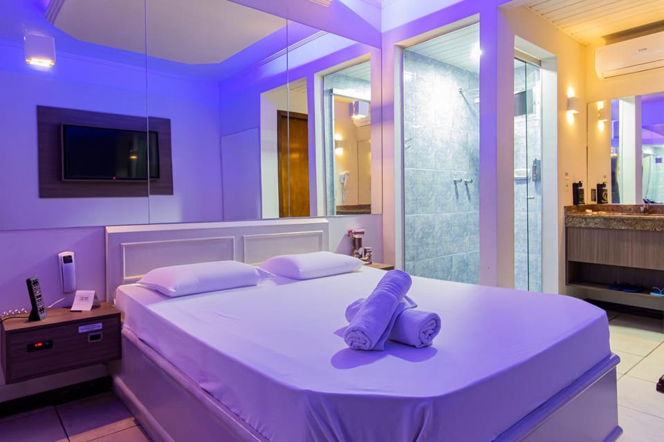 Bed, Bathroom, TV and multimedia, Photo of the whole room, Bedroom, towels