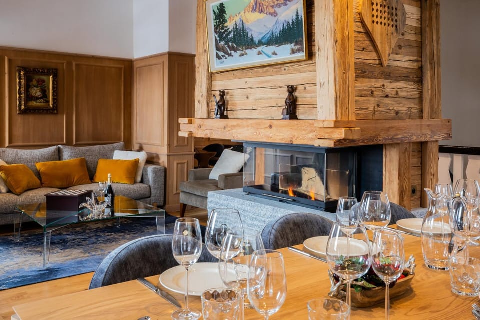 Living room, Food and drinks, Seating area, Drinks, Alcoholic drinks, flat iron
