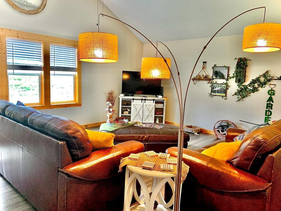 TV and multimedia, Living room, Seating area, Family