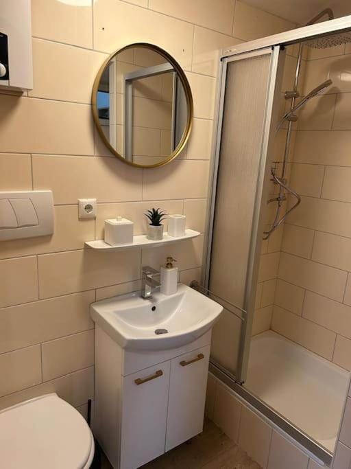 Shower, Toilet, Bathroom, towels