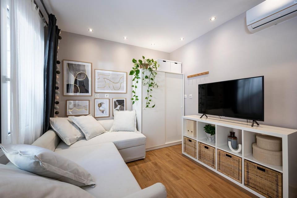 Communal lounge/ TV room, Bed, TV and multimedia, Living room, Photo of the whole room, Seating area, Evening entertainment, Bedroom, air conditioner
