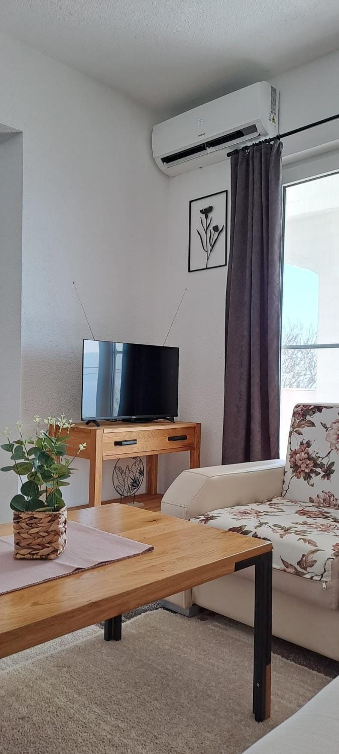 TV and multimedia, Living room, air conditioner