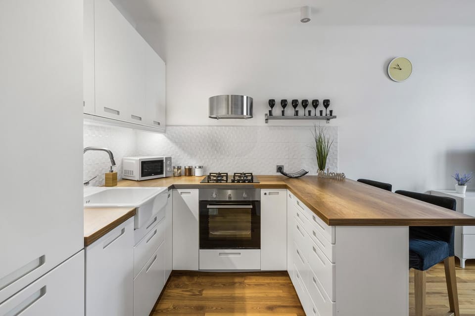 Kitchen or kitchenette, minibar, stove