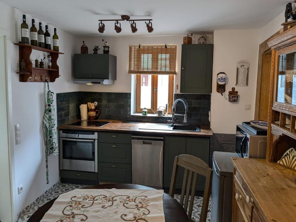 Kitchen or kitchenette, Dining area, minibar, stove