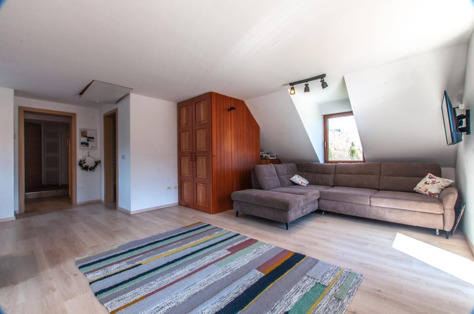 Bed, Seating area