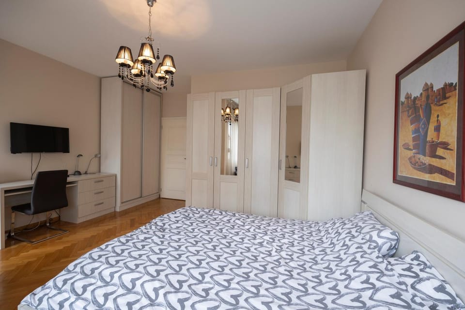 Photo of the whole room, Bedroom, wardrobe