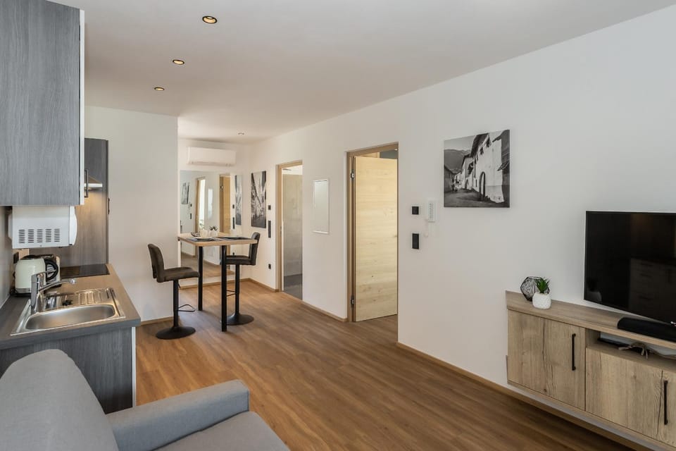 TV and multimedia, Kitchen or kitchenette, Living room, Seating area, Dining area