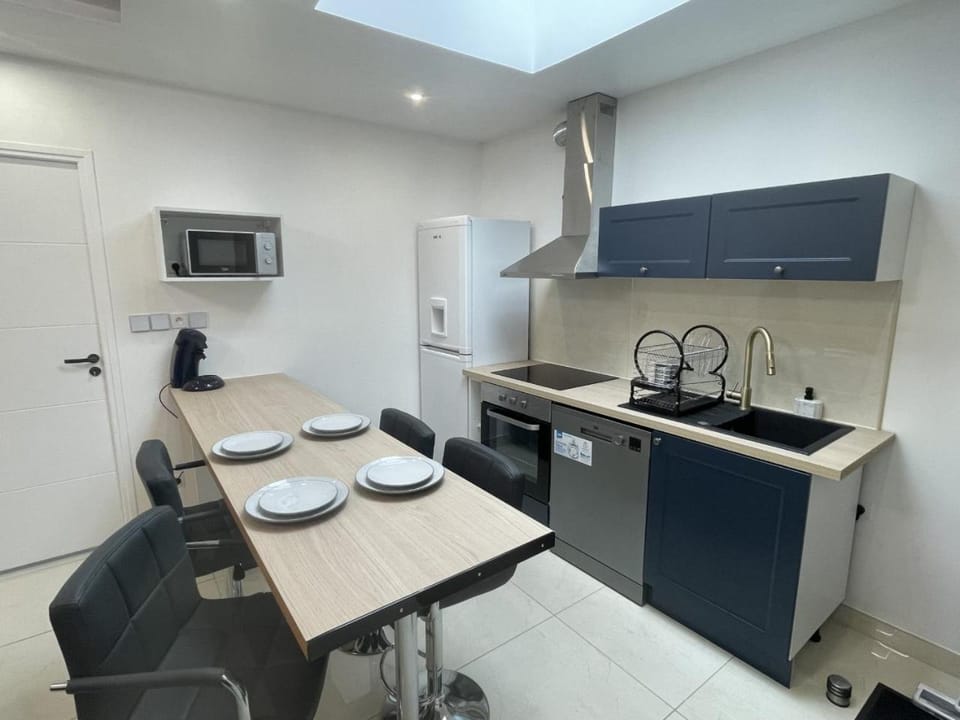 Coffee/tea facilities, Kitchen or kitchenette, Dining area, Communal kitchen, dishwasher, minibar, pet friendly, stove