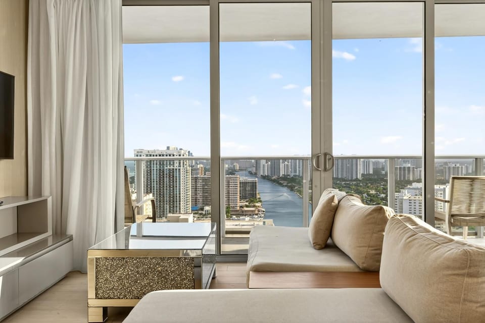 TV and multimedia, View (from property/room), Balcony/Terrace, Living room, City view, River view