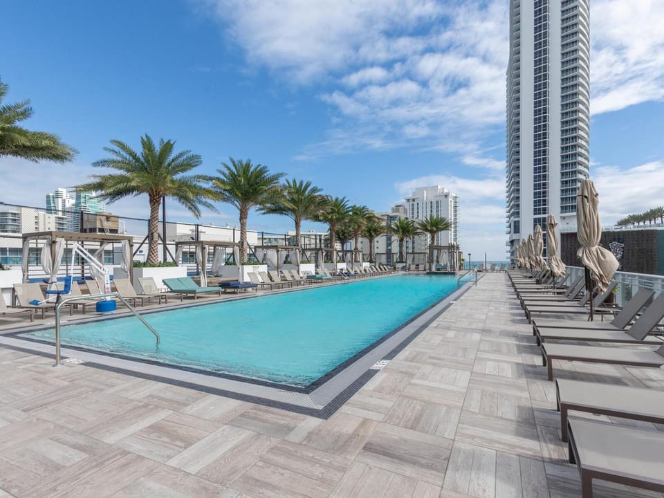 Balcony/Terrace, Swimming pool, sunbed