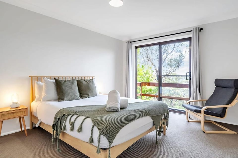 Bed, Photo of the whole room, Seating area, Bedroom