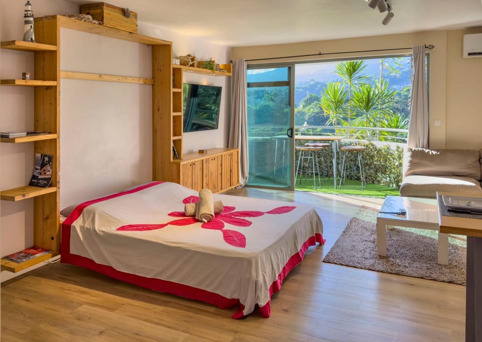 Bed, View (from property/room), Balcony/Terrace, towels, wardrobe, air conditioner