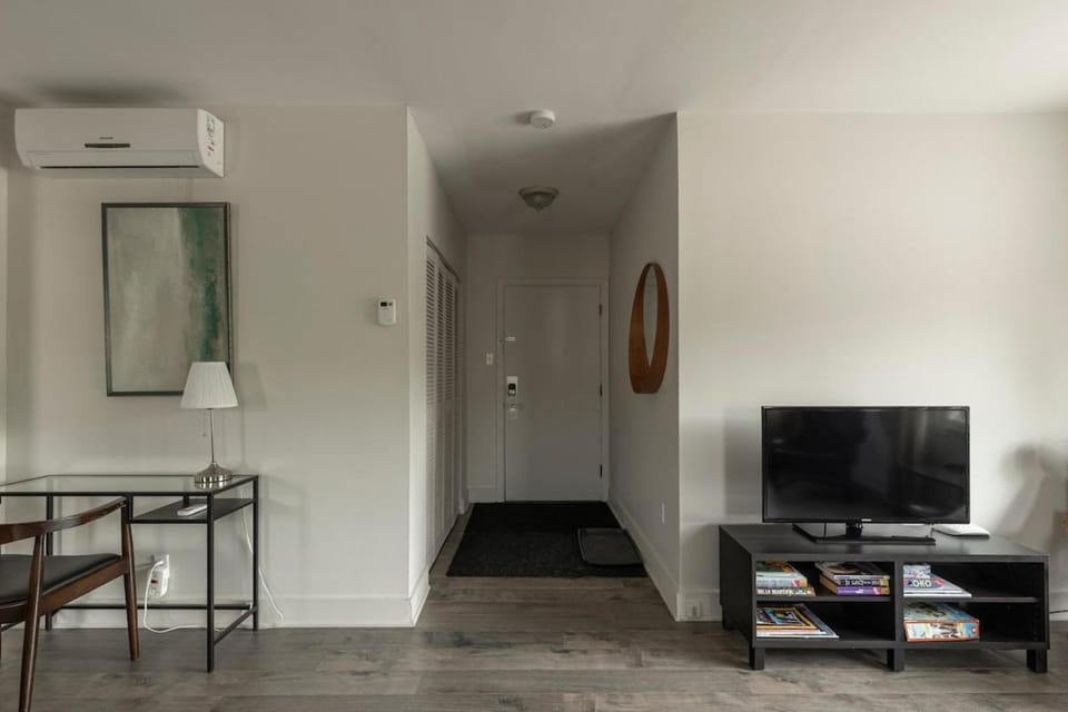 Downtown - FREE shuttle to Ski Resort - Ice Rink Apartment in Mont-Tremblant