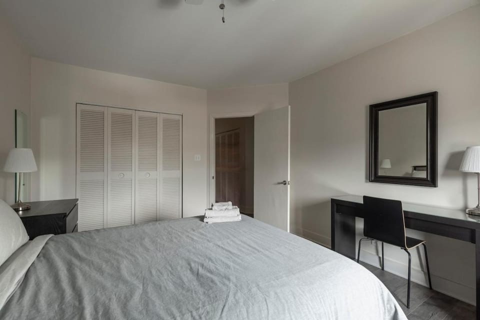 Downtown - FREE shuttle to Ski Resort - Ice Rink Apartment in Mont-Tremblant