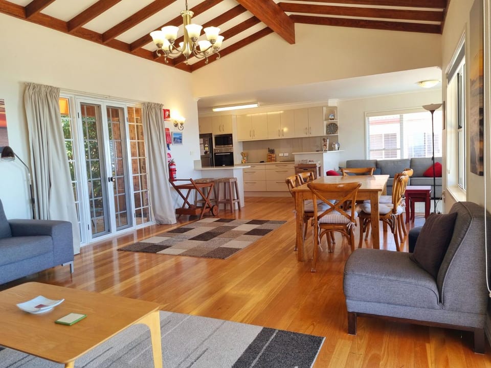 TV and multimedia, Living room, Seating area, Dining area