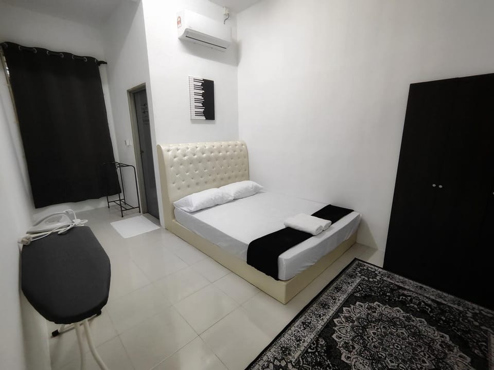 Bed, Photo of the whole room, Bedroom, towels, air conditioner