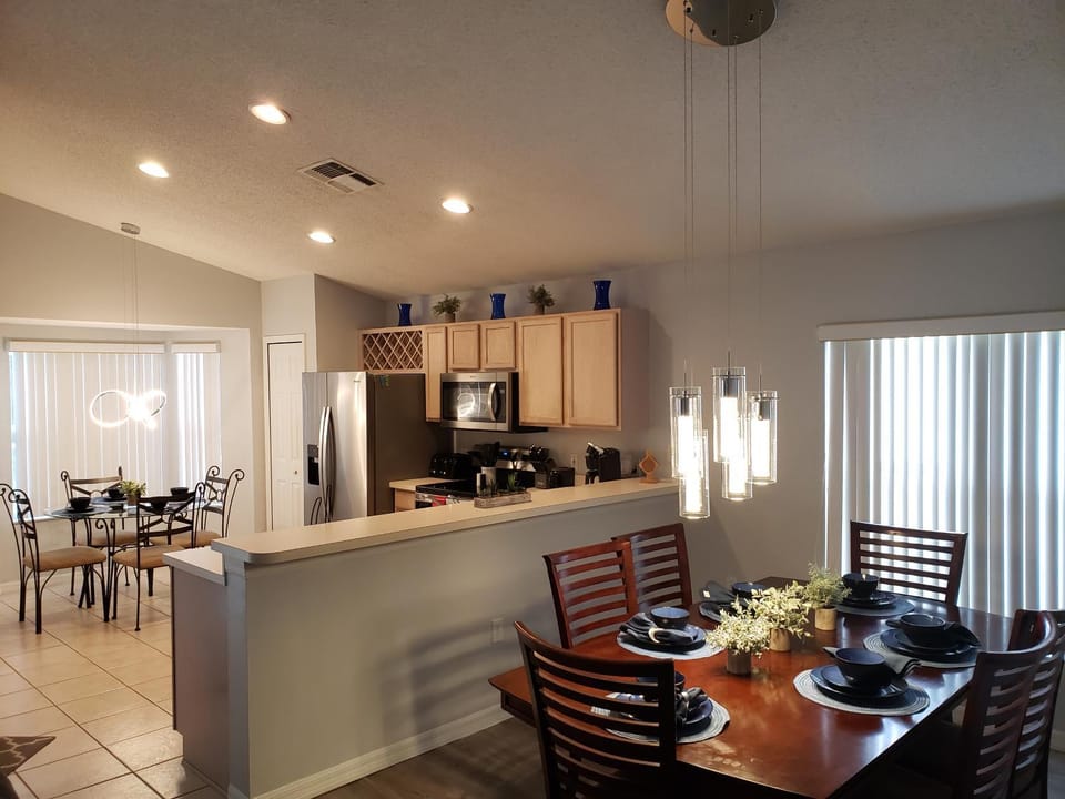 Kitchen or kitchenette, Dining area