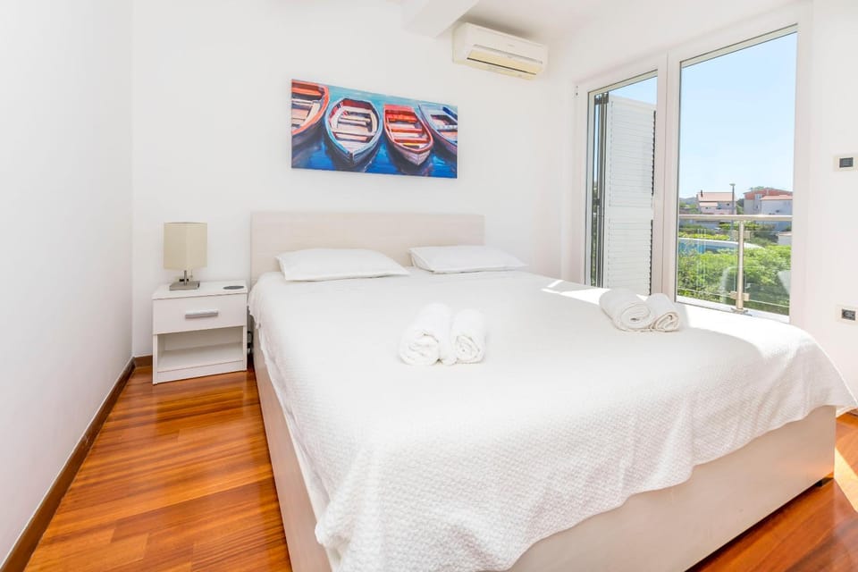 Bed, Photo of the whole room, Bedroom, towels, air conditioner